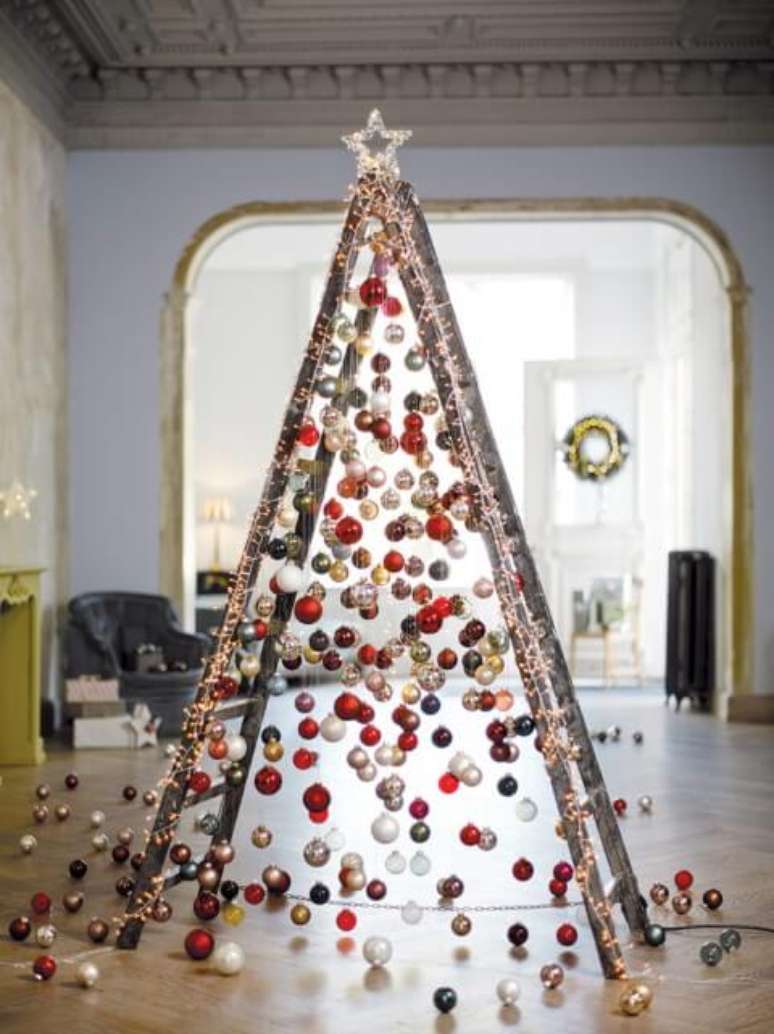 1. Dá para fazer uma árvore de natal artesanal com os mais variados materiais, até mesmo com uma escada. Foto de Cord Magazine