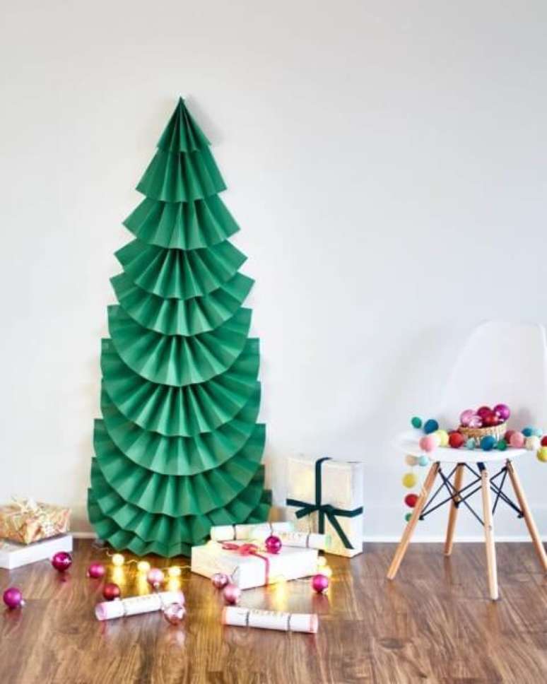 3. Papéis dobrados podem ser transformados em uma árvore de natal artesanal, aí é só decorar com enfeites para árvore de natal. Foto de Eko Republika