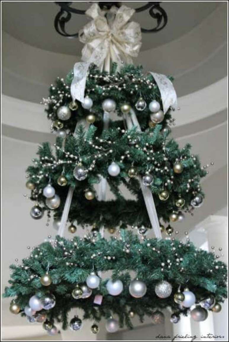 39. Árvore de natal artesanal feita de guirlandas. Foto de Mobile Home Living