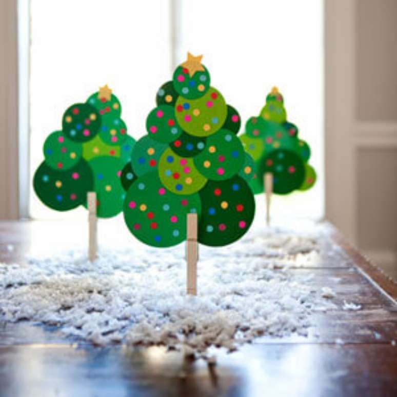 71. Pequenas árvores de natal artesanais feitas com prendedor de madeira e papéis. Foto de Pinterest