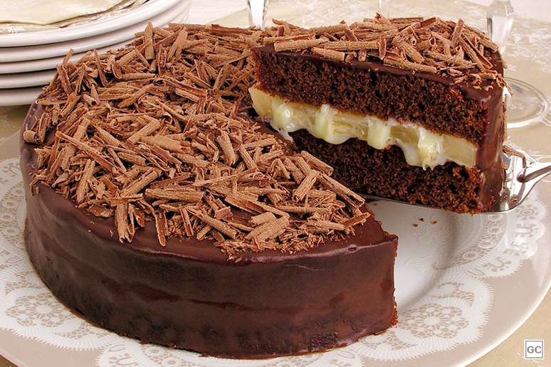 Bolo de chocolate recheado com leite condensado e abacaxi