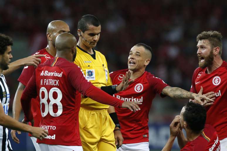 O árbitro Ricardo Marques Ribeiro (MG) e seus assistentes Guilherme Dias Camilo e Sidmar dos Santos Meurer (MG), durante Internacional x Santos