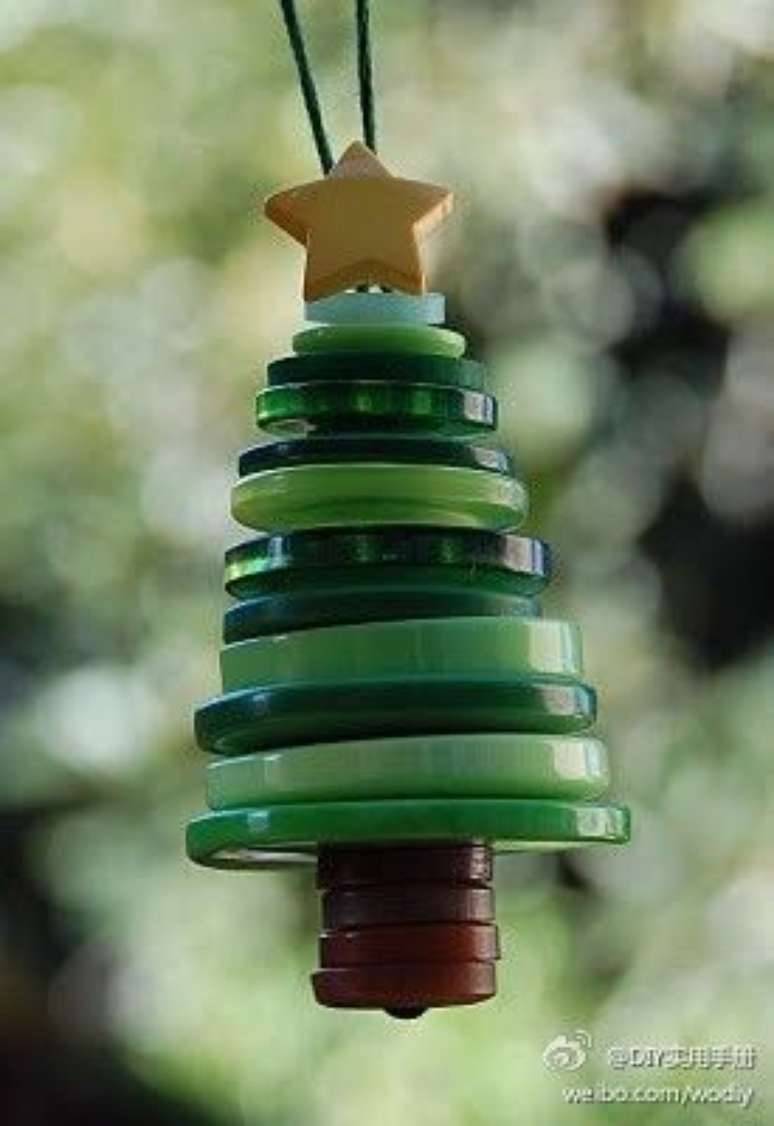 72. Mini árvore de natal artesanal feita de botões. Foto de Pinterest