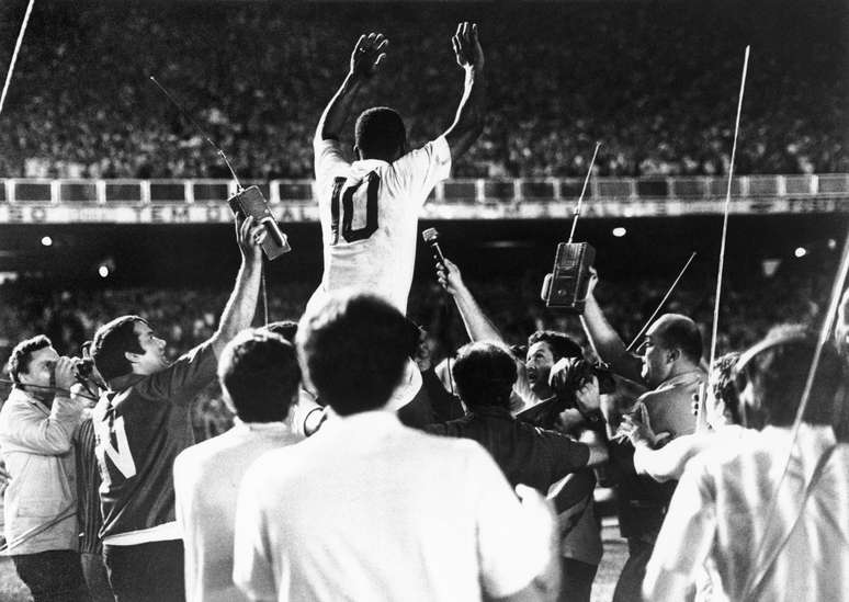 Pelé é carregado após marcar seu milésimo gol, no Maracanã, em 19 de novembro de 1969