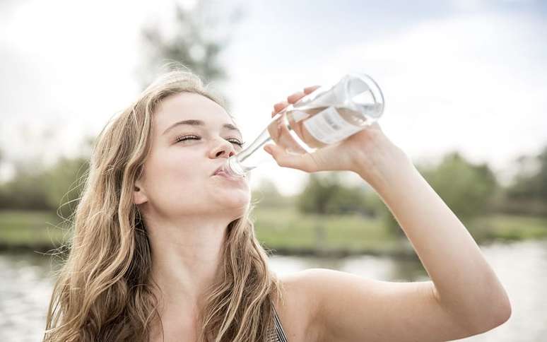 10 dicas e motivos para não esquecer de tomar água!