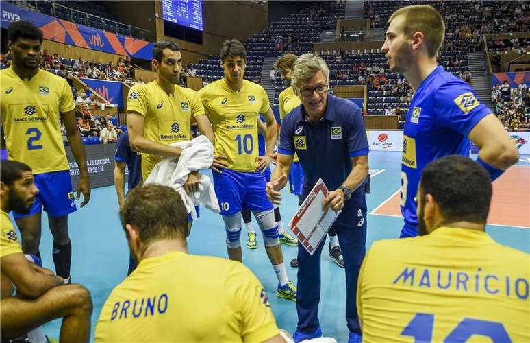 Renan dal Zotto orienta jogadores do Brasil.