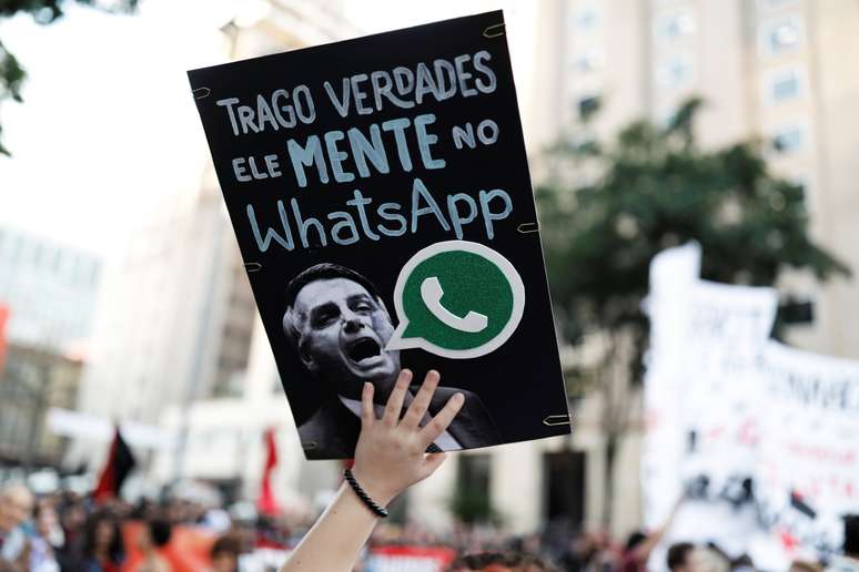 Manifestante exibe cartaz contra o candidato Jair Bolsonaro (PSL)