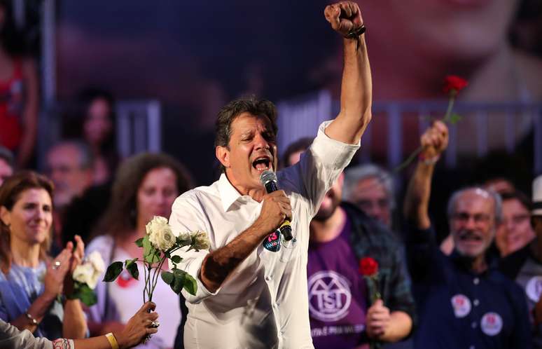 Candidato do PT à Presidência, Fernando Haddad, durante comício no Rio de Janeiro