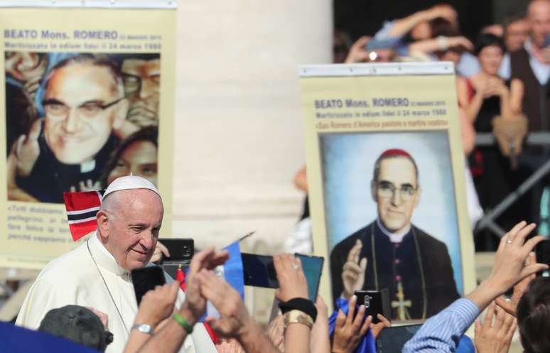 Papa Francisco fala com p&uacute;blico ap&oacute;s liderar missa de canoniza&ccedil;&atilde;o do arcebispo de El Salvador Oscar Romero, no Vaticano 14/10/2018 REUTERS/Alessandro Bianchi 