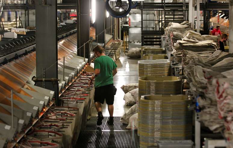 Funcion&aacute;rios da United Parcel Service carregam pacotes no Hub Internacional da UPS Worldport em Louisville, Kentucky 15/08/ 2016.  REUTERS/John Sommers II 