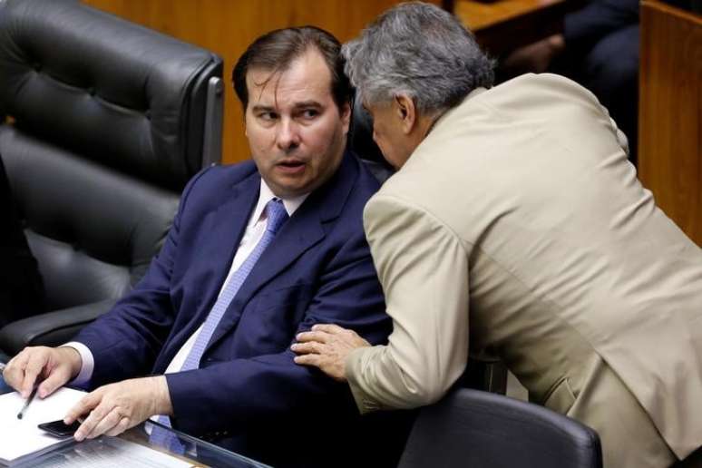 Presidente da Câmara, Rodrigo Maia (DEM-RJ), fala com deputado antes de votação na Casa