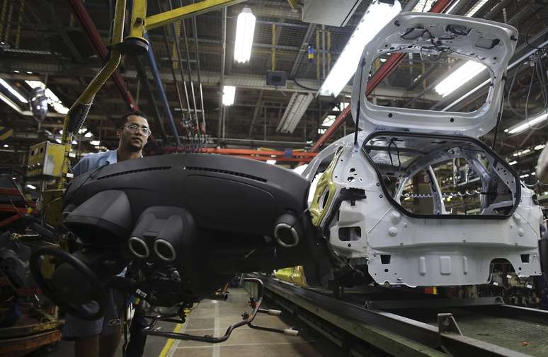 Funcionário trabalha em fábrica de montagem de automóveis da Ford na cidade de São Bernardo do Campo