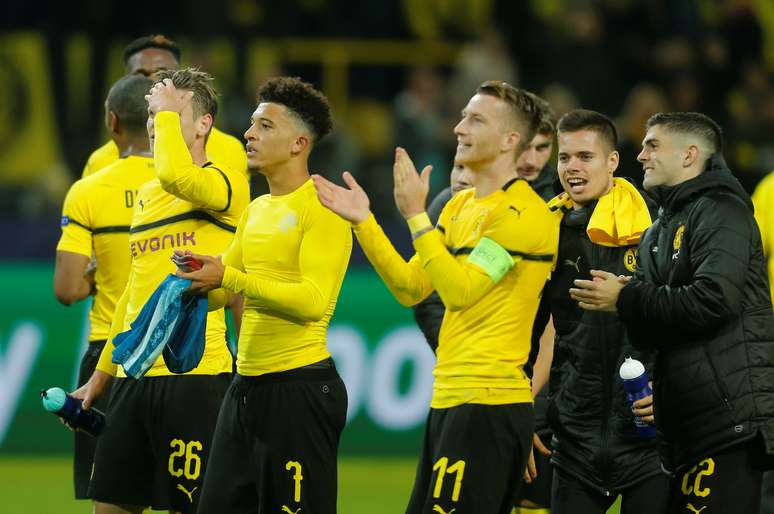 Jogadores do Borussia Dortmund comemoram
 24/10/2018    REUTERS/Leon Kuegeler