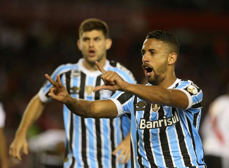 Michel comemora o gol do Grêmio que deu vantagem na semifinal