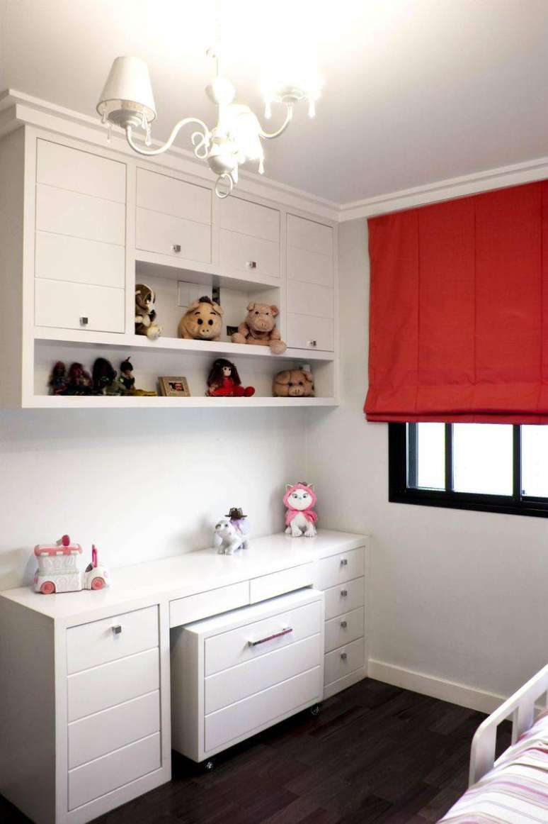 8. Cortinas com cores fortes, como o vermelho, ficam mais destacadas com paredes claras.