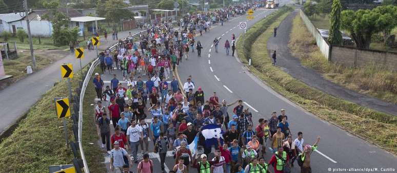 Milhares de migrantes se juntaram a caravana rumo à fronteira do México com os EUA