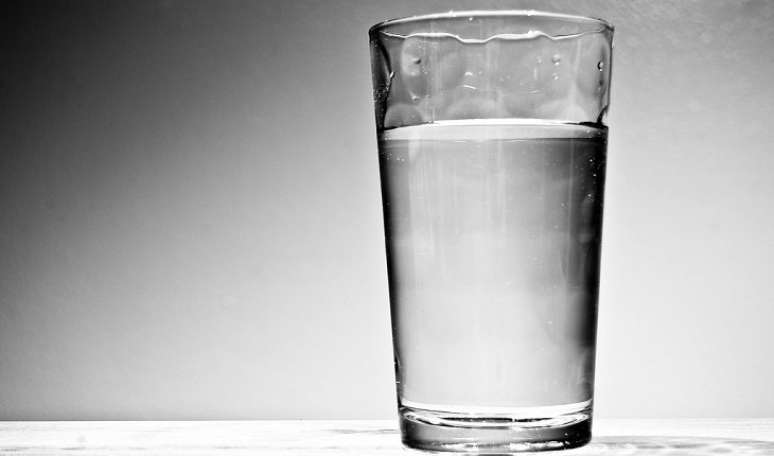 Beba bastante água: além de manter a hidratação, a ingestão de 2 litros de água por dia deixa as células do corpo mais irrigadas, assim o organismo tende a reter menos sódio 