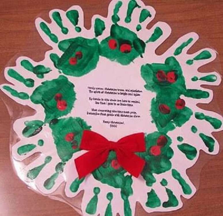 8- Artesanato de Natal: Guirlanda com formato de mãos pintadas