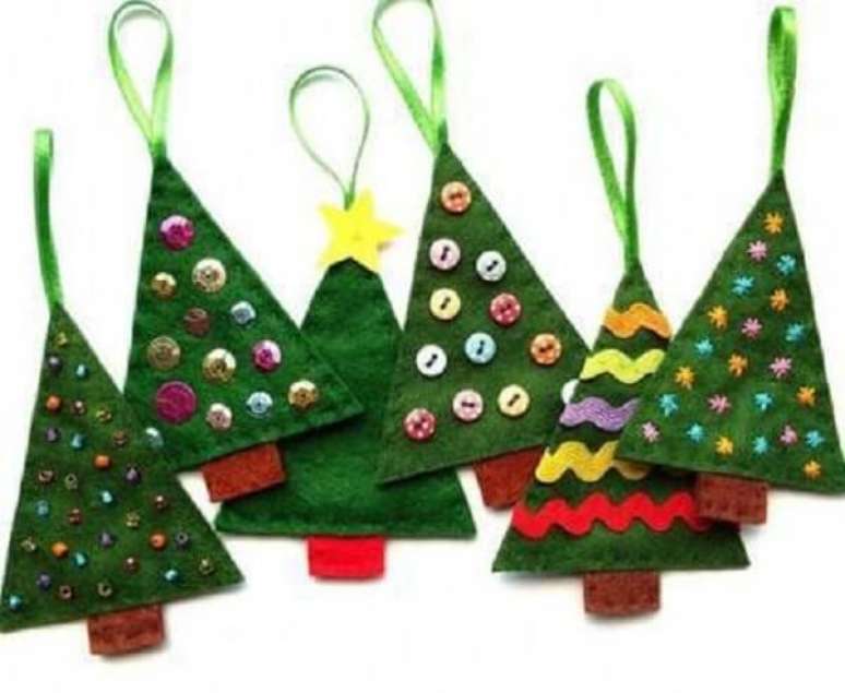37- Artesanato de Natal de tecido em formato de árvore