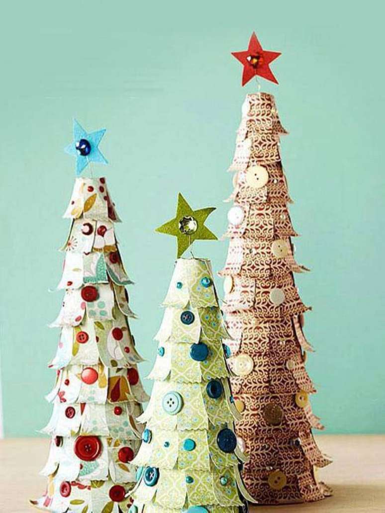 46- Árvore de Natal de papel com botões