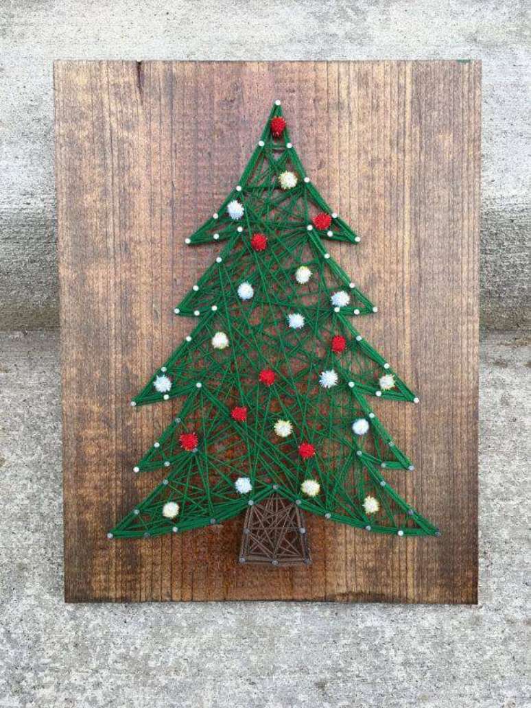 45- Artesanato de Natal feito com linhas e madeira formando uma linda arvore de natal