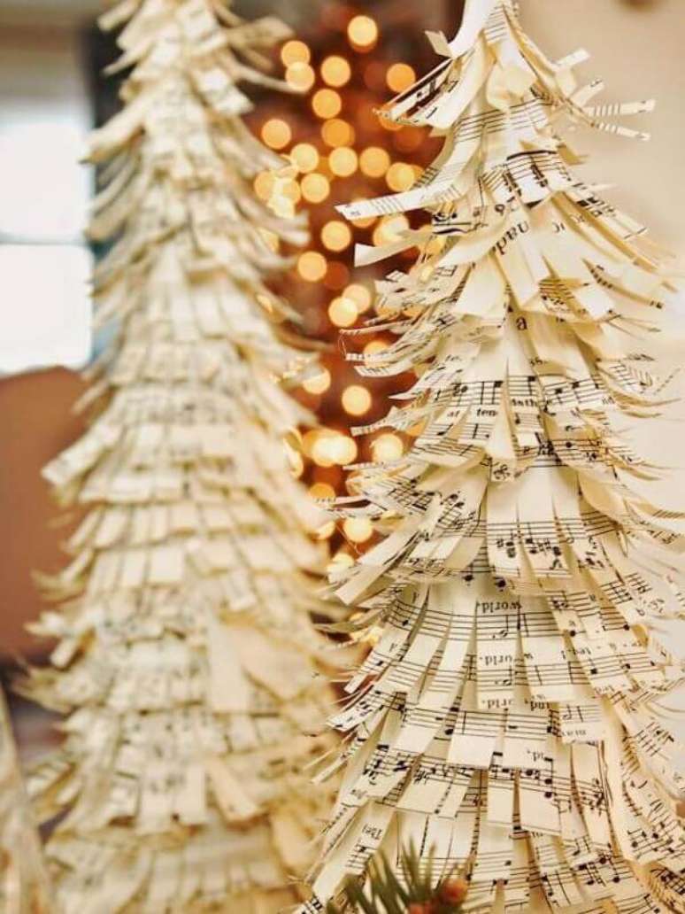 61- A mini árvore de natal foi confeccionada com pequenos papéis picados de notas musicas. Fonte: Casa e Festa