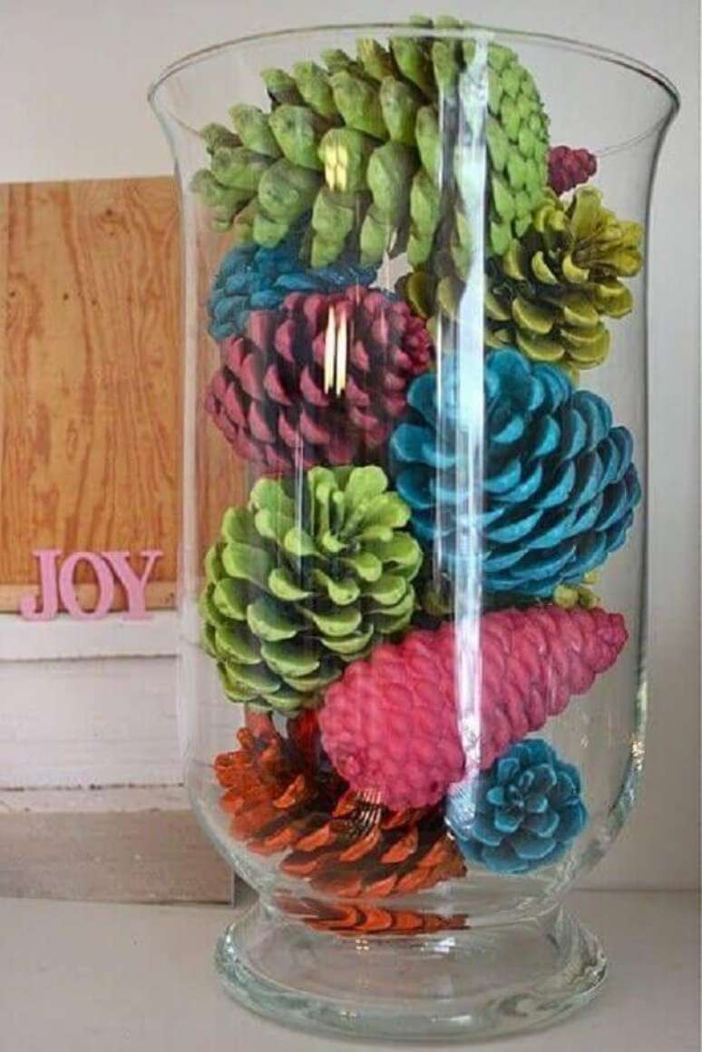 63- Vaso transparente com pinhas coloridas é um artesanato de natal simples, bonito e barato. Fonte: Artesanato