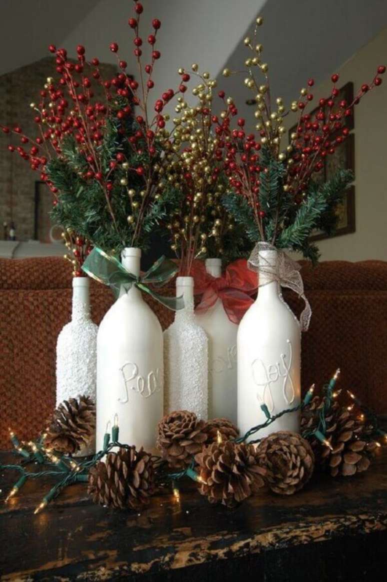 65- Artesanato de natal com garrafas complementam a decoração do ambiente. Fonte: Pinterest