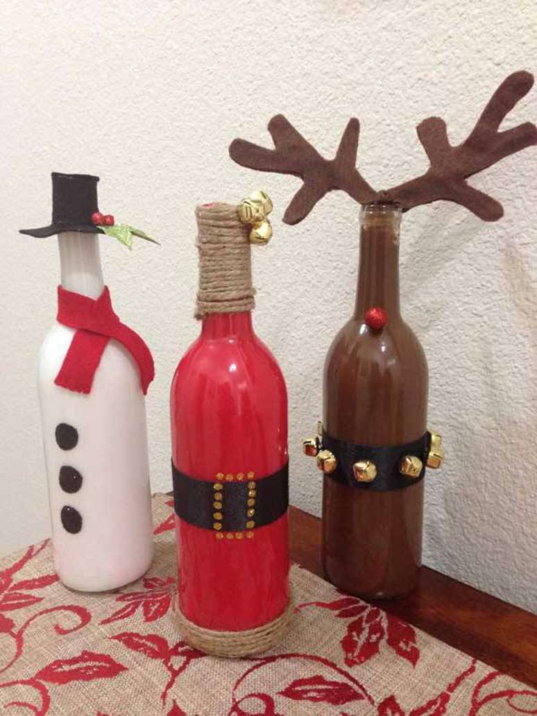 19- As garrafas de vidro também podem ser reutilizadas como decoração natalina artesanal