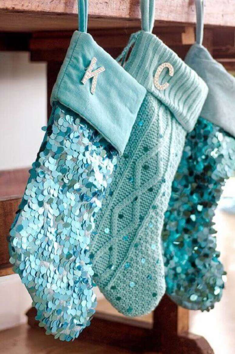 72- As meias penduradas tem aplicação de lantejoulas azuis. Fonte: Pinterest