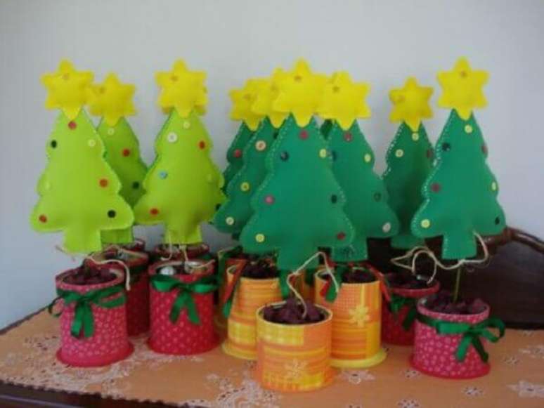 73- Os pinheiros em EVA são ótimas opções para você começar a produzir um artesanato de natal simples e bonito. Fonte: Doce Obra