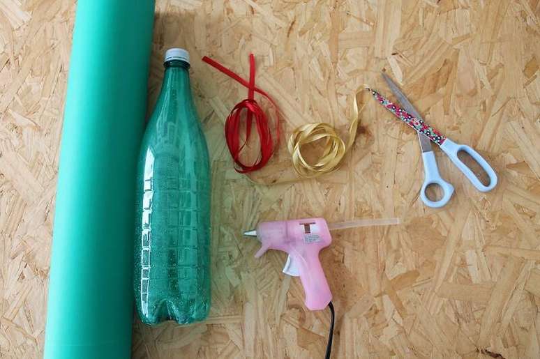 4. Esses são os materiais que você vai precisar para fazer a sua árvore de natal de garrafa PET