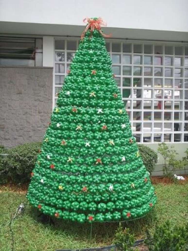 58. Árvore de natal feita com bases de garrafa PET verdes com laços coloridos. Foto de Pictarics