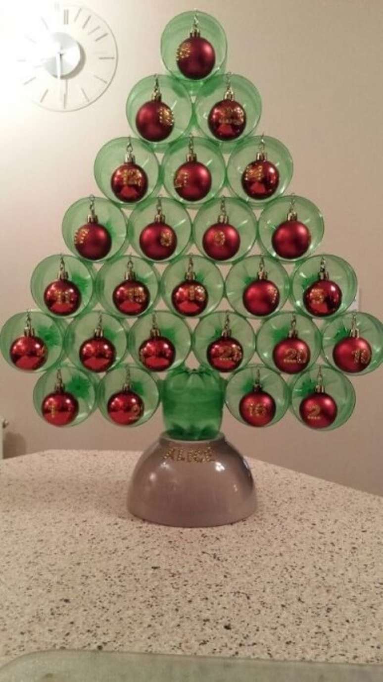 59. Mini árvore de natal de garrafa PET de mesa com bolas de natal vermelhas. Foto de Pinterest