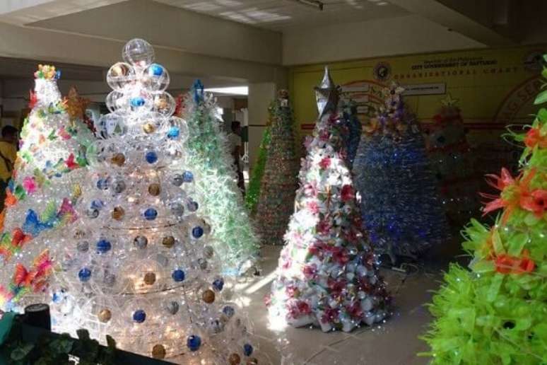 31. Árvores diversas feitas com garrafas PET. Foto de CBN News