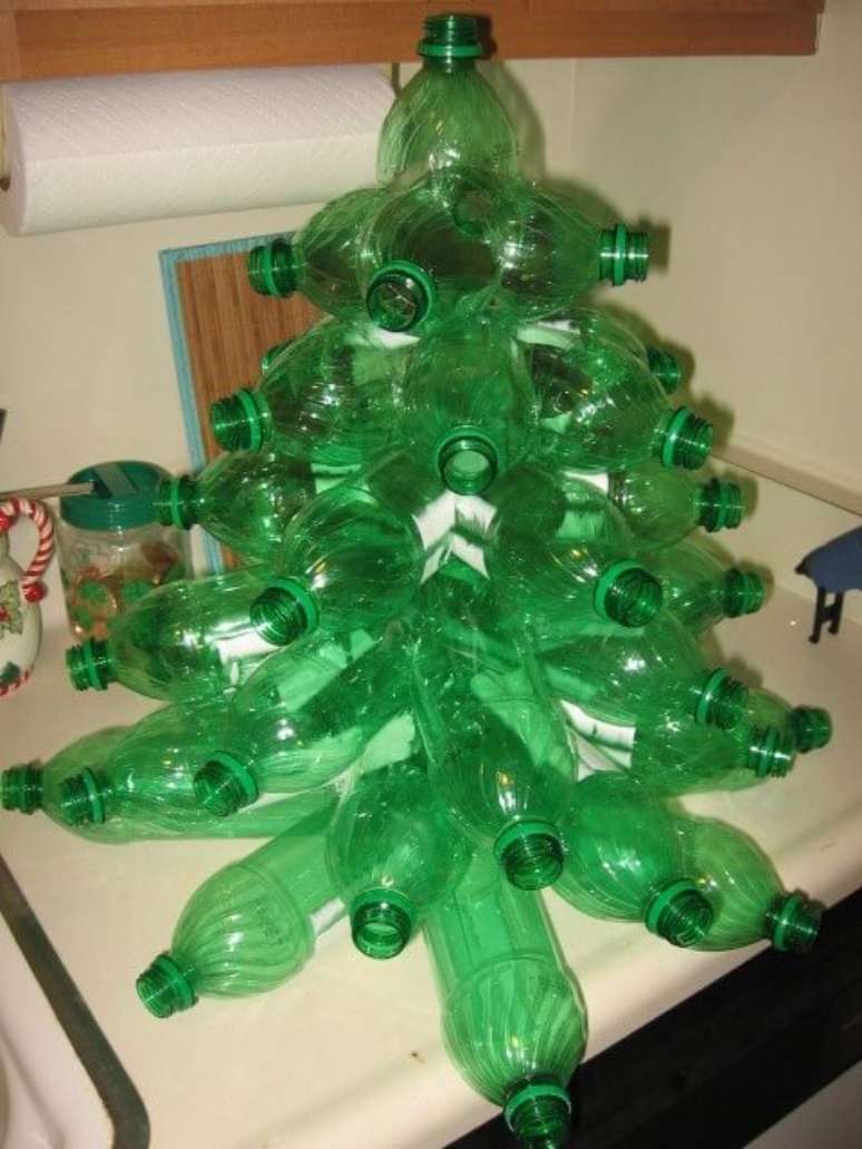 41. Árvore de natal feita com estrutura de garrafas cortadas. Foto de Flood7585