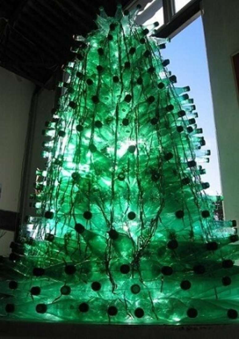 28. Árvore de natal com garrafas PET verdes com luz interna. Foto de Assarte