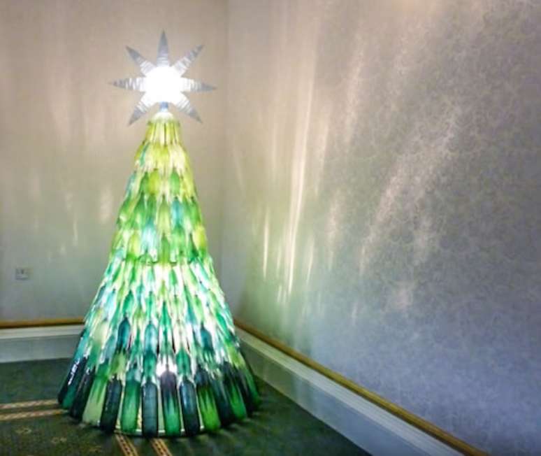 53. Árvore de natal feita com garrafas PET e luz interna. Foto de Water Stories