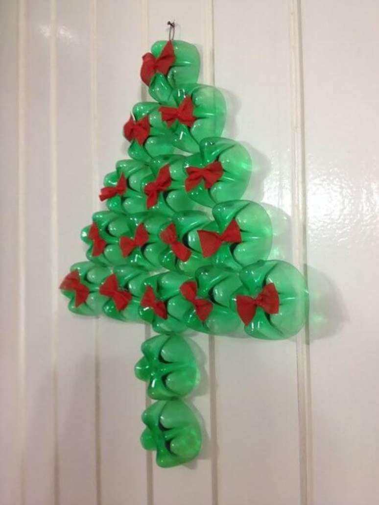 60. Árvore de natal de garrafa PET como enfeite de porta. Foto de Pinterest