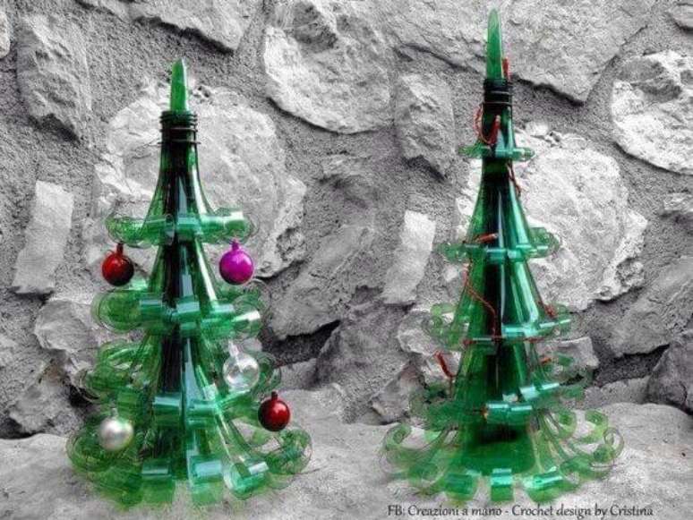 64. Árvores de natal pequenas de garrafa PET com mini bolinhas coloridas. Foto de Pinterest