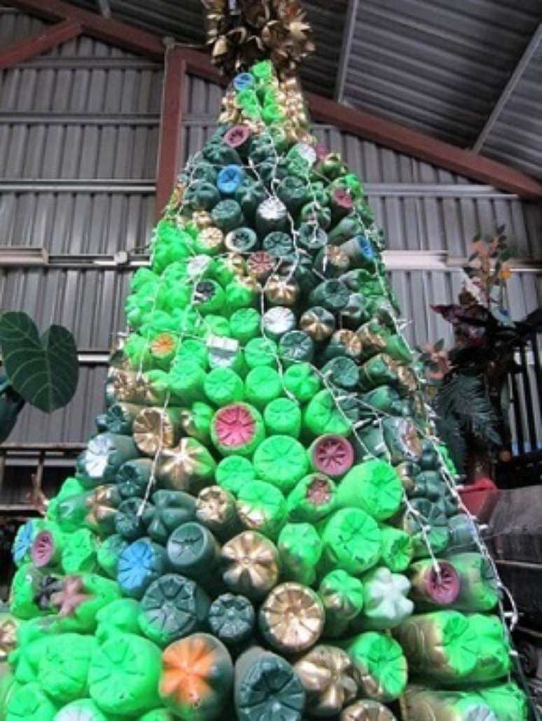 65. Árvore de natal com garrafas PET pintadas. Foto de Pinterest