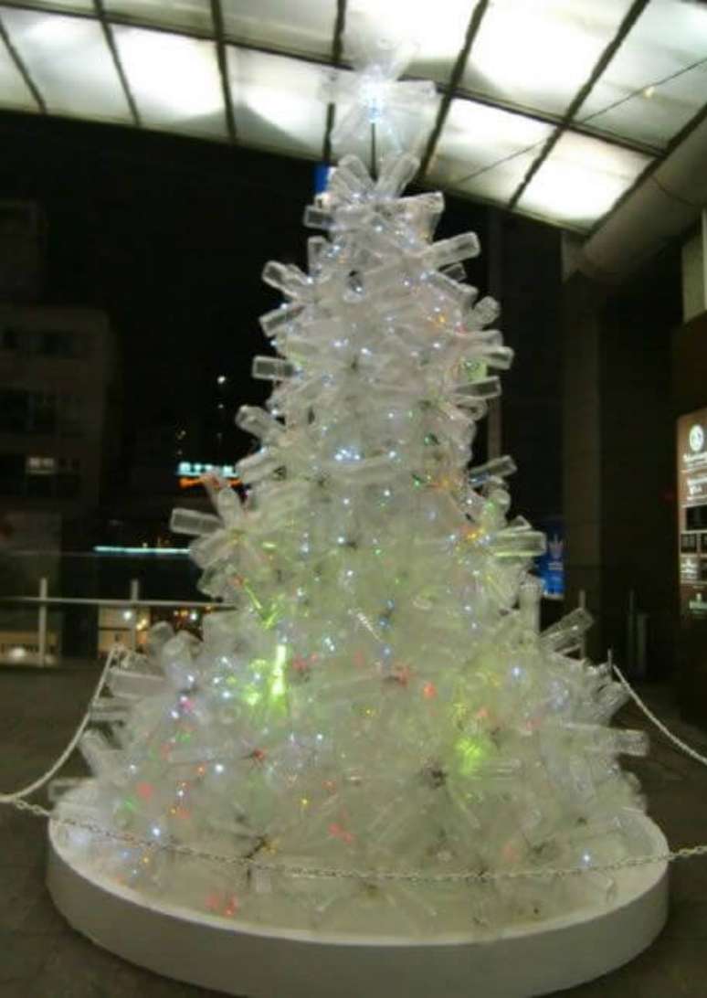 34. Árvore de natal com garrafas PET inteiras. Foto de Como Fazer em Casa