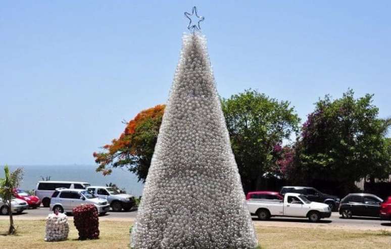 33. Árvore de natal de garrafa PET transparente em litoral. Foto de Club of Mozambique