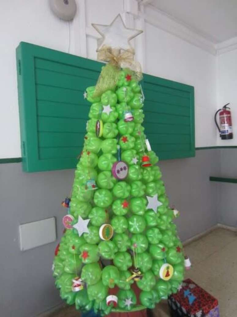 30. A base da garrafa PET é ótima para fazer árvores de natal. Foto de Cabildo de Lanzarote