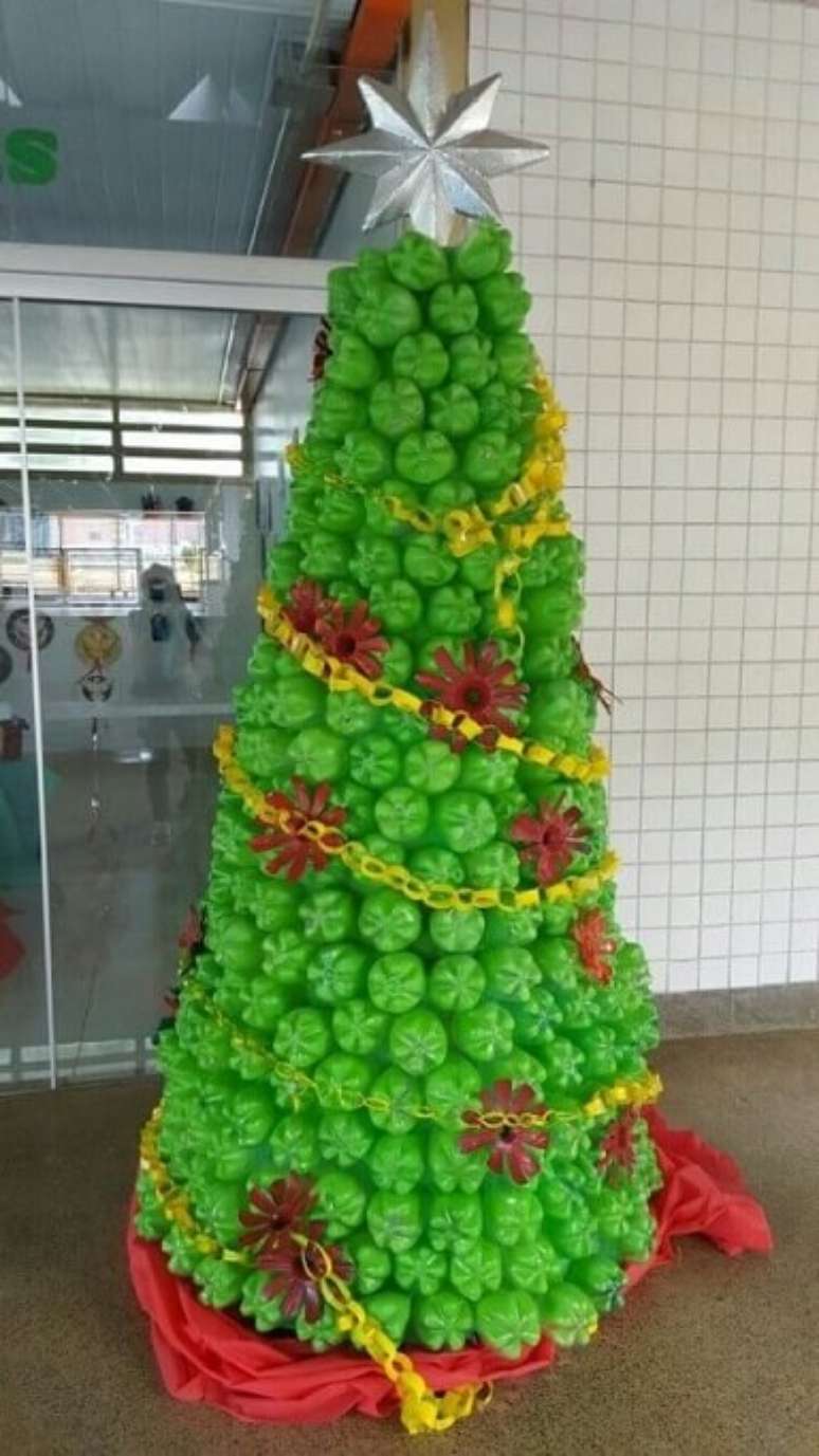 61. Árvore de natal de garrafa PET verde com decorações de plástico. Foto de Pinterest