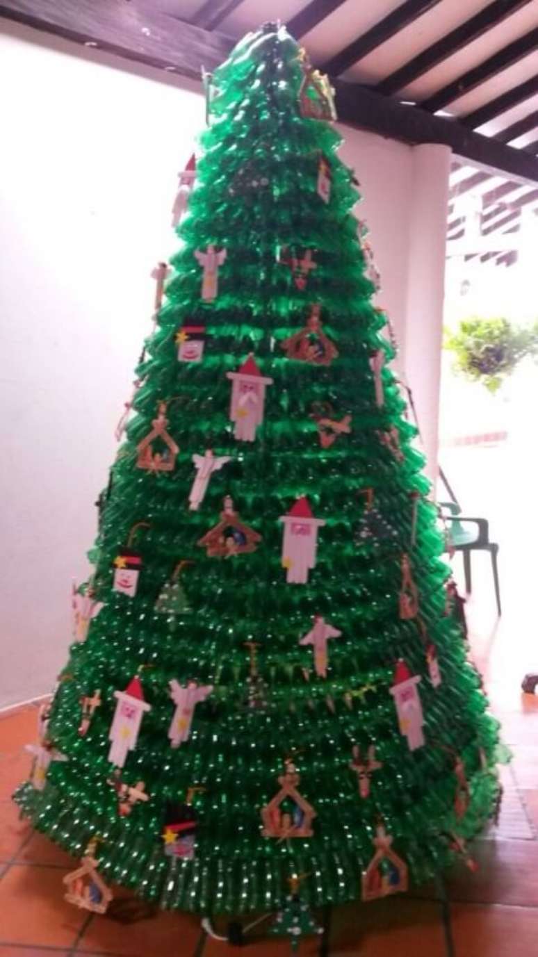 43. Árvore de natal de garrafa PET verde com enfeites feitos em casa. Foto de Gomved