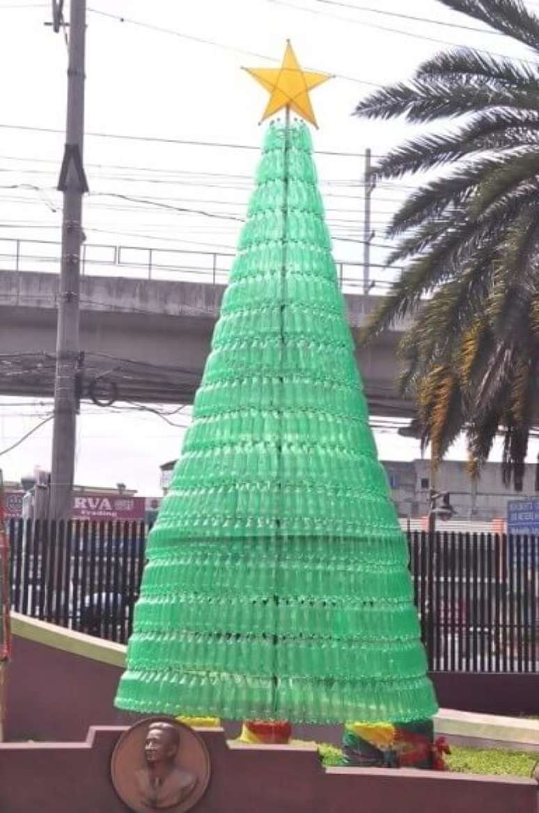 22. A árvore de garrafa PET verde é perfeita para o natal. Foto de Keziah Garde