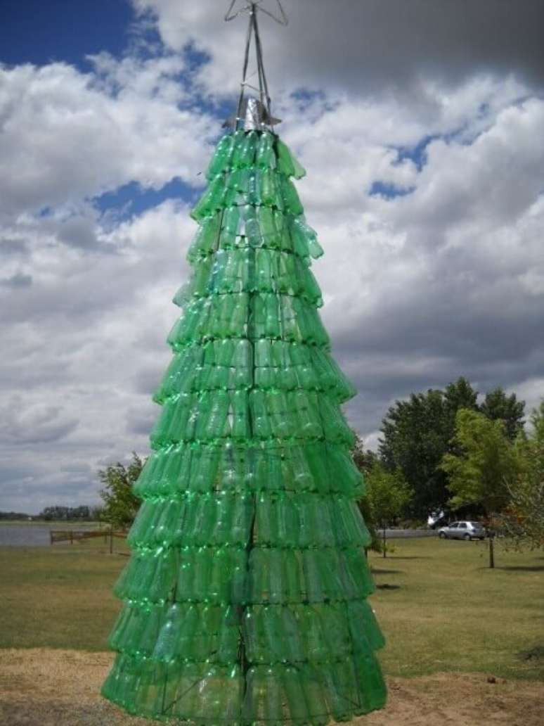 38. Árvore de natal com garrafas verdes em estrutura metálica. Foto de Ecologia Hoy