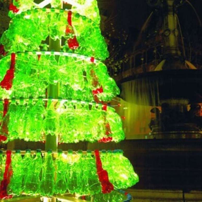 20. Árvore de natal com garrafas verdes e vermelhas. Foto de I Green Spot