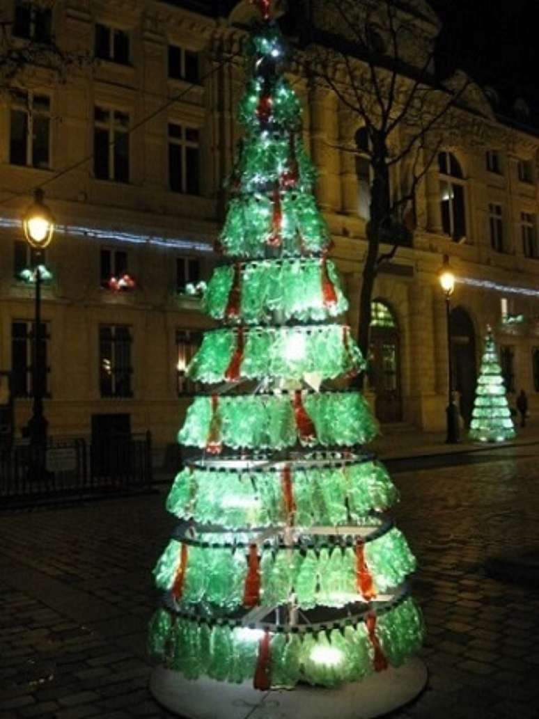 25. Árvore de natal de garrafa PET verde e vermelha nas ruas de Paris. Foto de Paris Imperfect